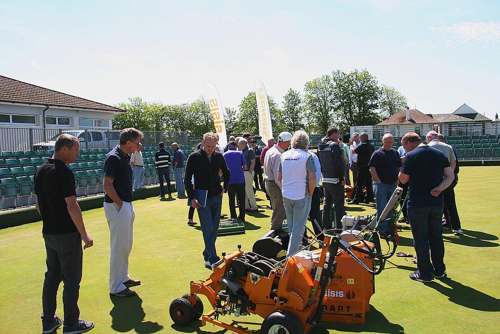 Article - On-the-green-with-Dennis-and-SISIS