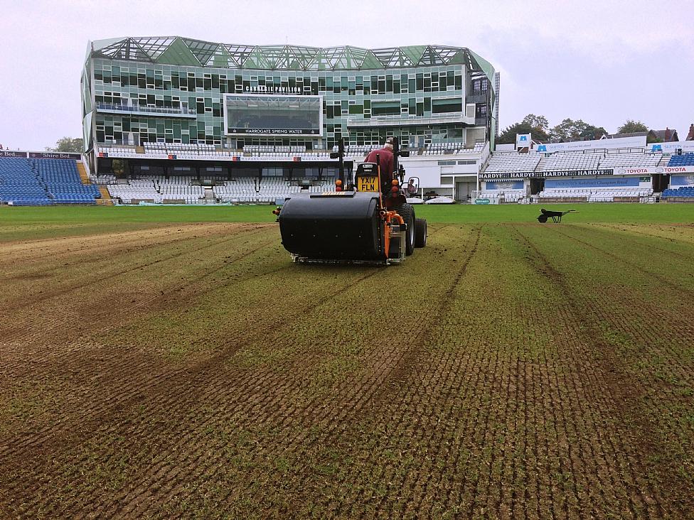 Article - SISIS-TM1000-and-Dave-Hodgson-scarifiying-at-Headingley